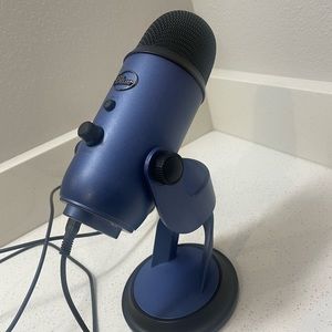 Blue Microphones - Blue Yeti Professional Multi-Pattern USB Condenser Microphone